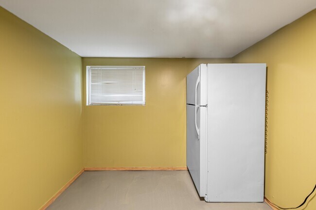 Building Photo - 6141 S Kilbourn Ave