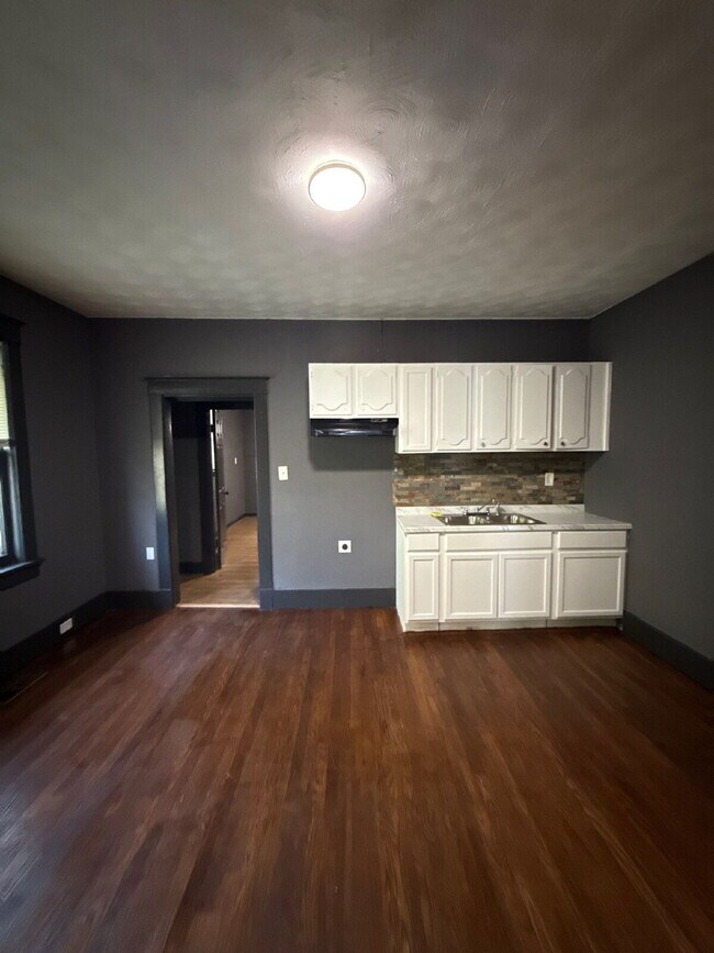 Building Photo - Affordable Co-Living Units (1–4 Rooms Available) Near Central Memphis