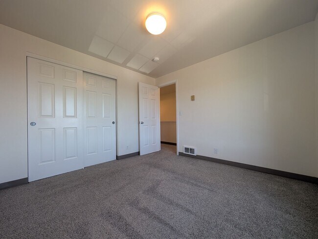 Building Photo - 2-Bedroom, 1-Bath 2-Story Townhouse Apartment Off Bailey Hill!
