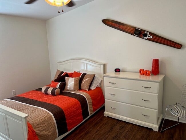 Building Photo - Fully furnished 3 BR Home Includes Utiliti...