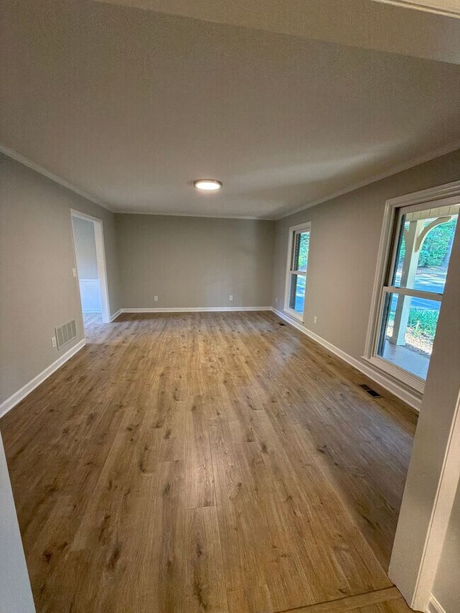 Building Photo - 3 Bedroom 2 Bath Ranch