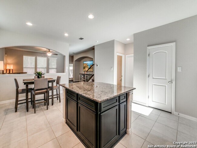 Building Photo - 4 Bedroom/3.5 Bathroom Alamo Ranch