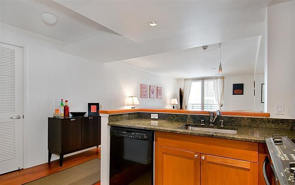 Kitchen - 400 Beale St, Unit #1110