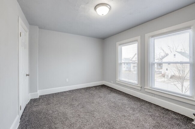 Building Photo - 206 5th St