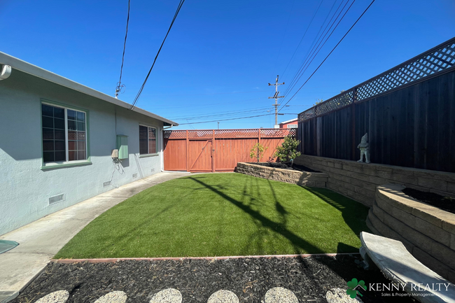 Building Photo - Fully Remodeled 3 Bedroom Home in Sunshine...