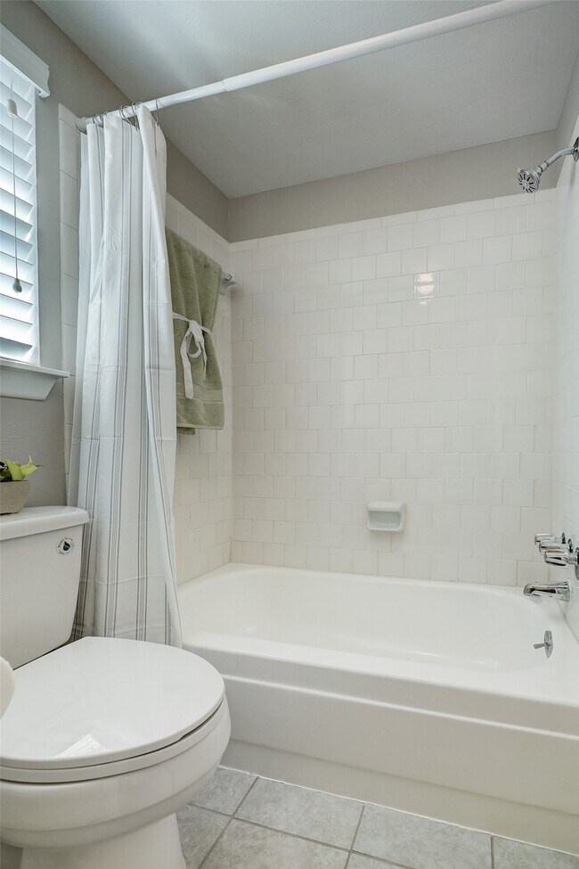 Building Photo - 7913 Ellinger Ln