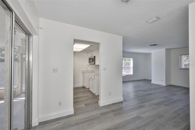 Building Photo - 11507 Valencia Dr