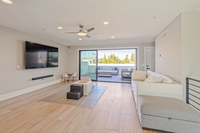 Building Photo - Luxury Townhouse For Rent in the Heart of Scottsdale!