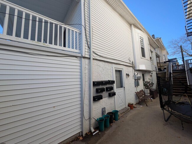 Building Photo - 12 N Iowa Ave