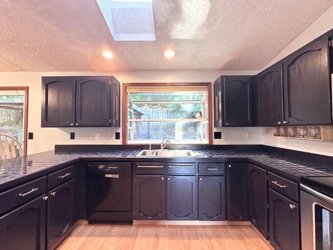 Building Photo - 3 Bed 2.5 Bath 3 Level Home w/ Furnished B...
