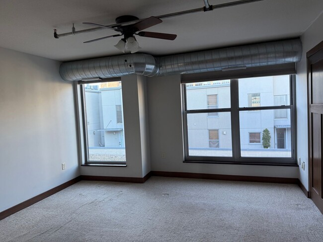 Building Photo - Rarely Available 3 Bedroom 2 Bathroom Pent...