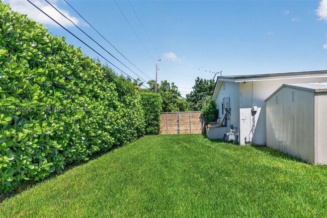 Building Photo - 14220 SW 86th Ave