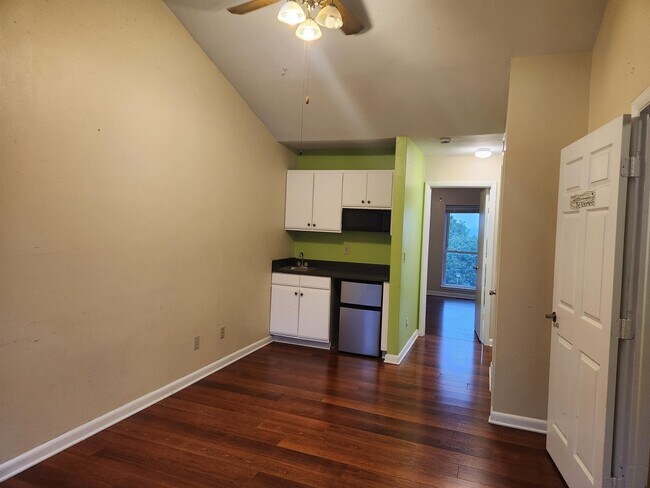 Building Photo - 1394 Bradley Dr