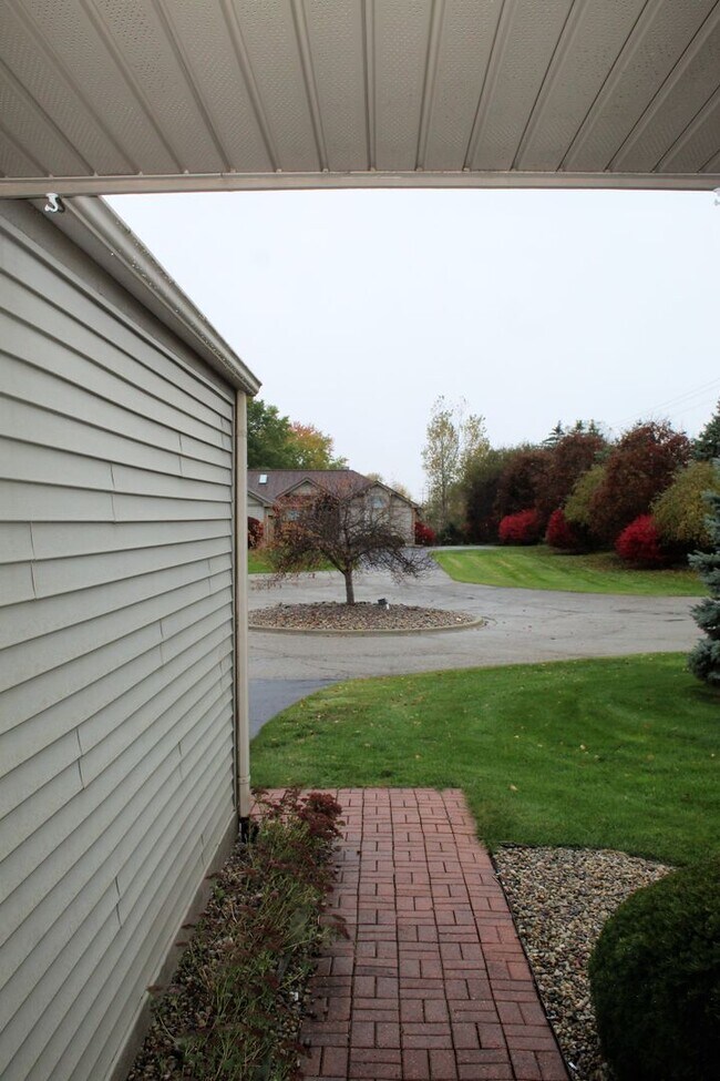 Building Photo - Available Now!- 2 Bedroom Condo In Davison