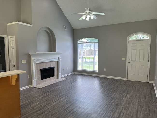 Building Photo - 641 Laurel Hill Cir