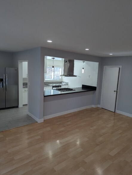 Building Photo - 7068 Lanewood Ave