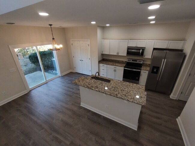 Building Photo - 1046 Fairway Ln
