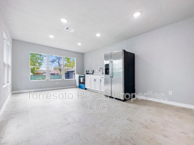 Building Photo - 1606 W Wildwood Dr