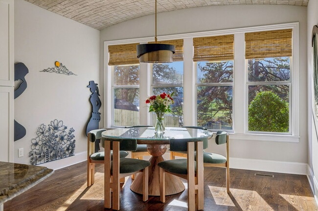 Building Photo - 594 Lake Haven Dr