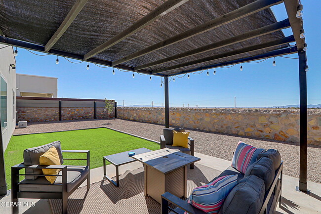 Building Photo - 325 Playa Vis St