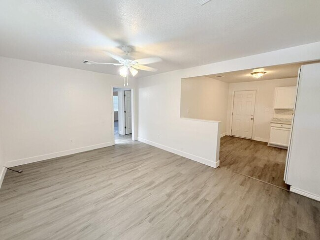 Building Photo - 610 W Avenue B