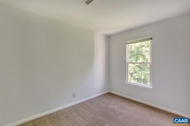 Building Photo - 1221 Villa Ln