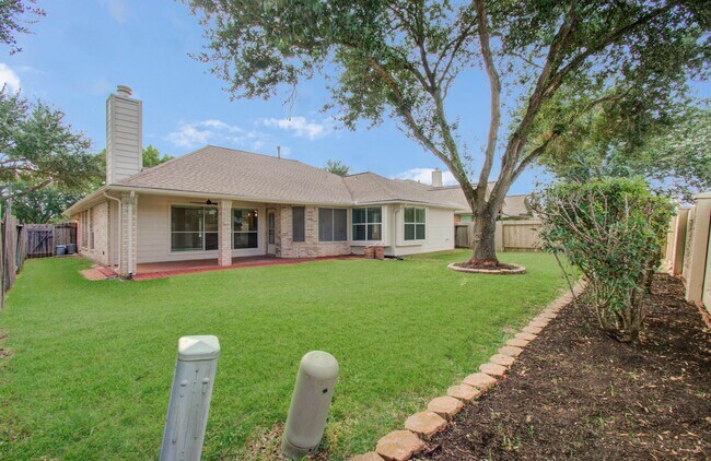 Building Photo - 2311 Meadow Briar Dr