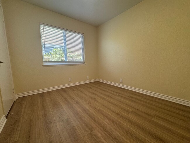 Building Photo - Lovely 3 bedroom single level home in Miss...