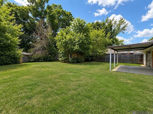 Building Photo - 536 Fountainbleau Dr