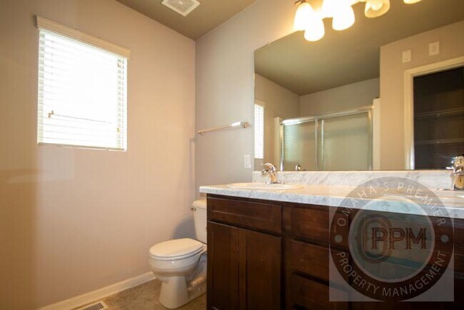 Building Photo - HUGE 3Bd/3Ba House in Bennington, NE!