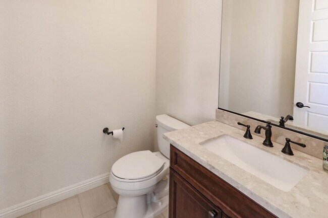 Building Photo - Stunning 5 Bed, 4 Full Baths And 2 Half Ba...
