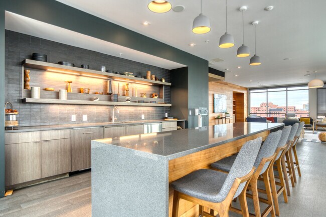 Building Photo - 985 Albion St