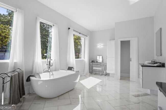 Building Photo - 1756 N Akin Dr NE