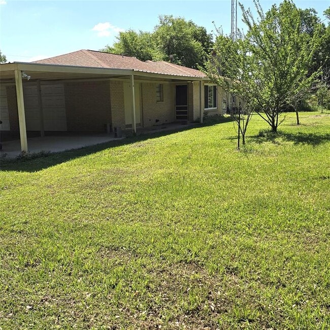 Building Photo - 135 Redbud St