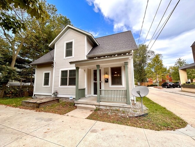 Building Photo - Four Bedroom Home in Eastown GR