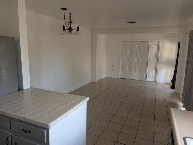 Building Photo - 507 E Mescalero Rd