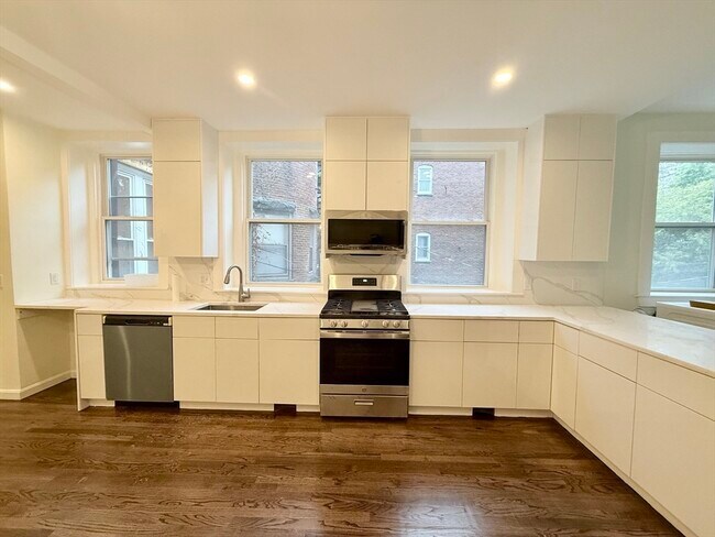 Building Photo - 1726 Beacon St