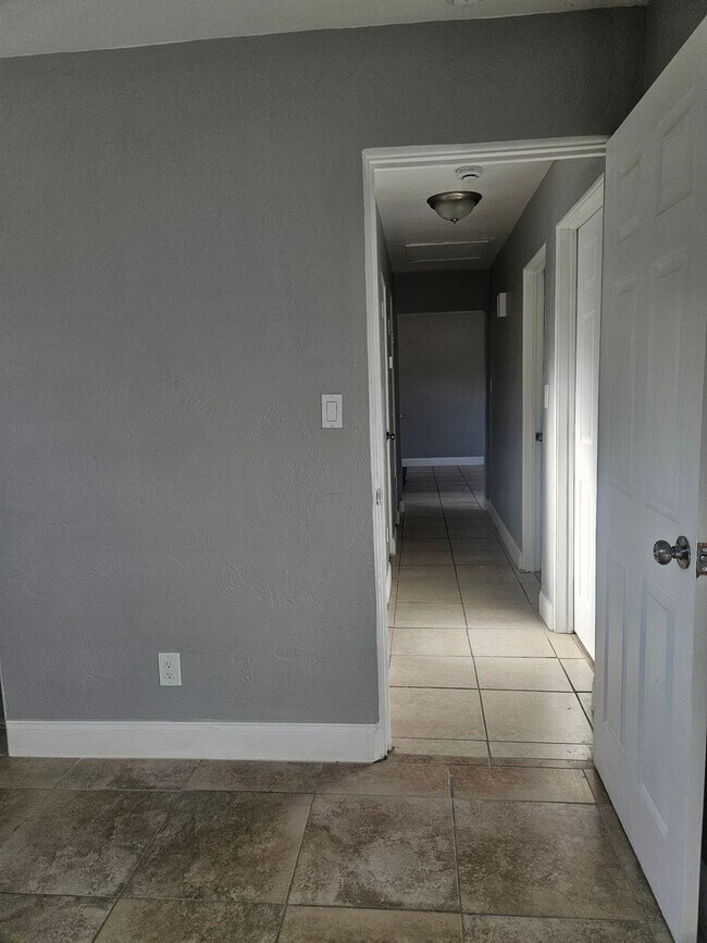 Building Photo - 3 bedroom 2 bath home