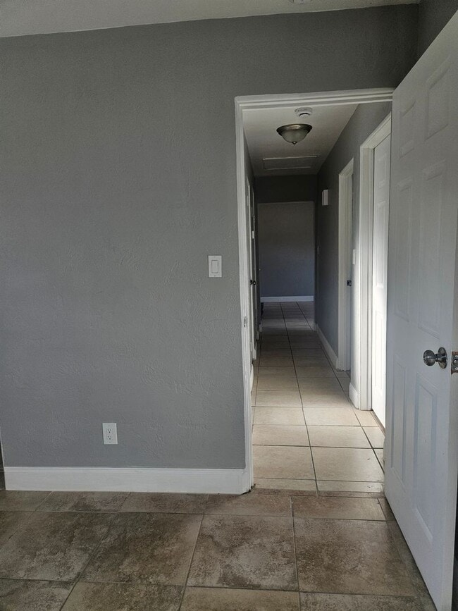 Building Photo - 838 Lewis Dr