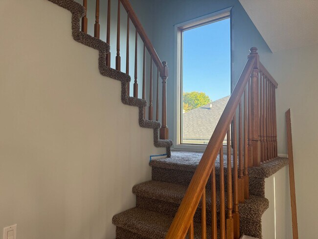 Building Photo - Spacious Papillion home with modern comfor...