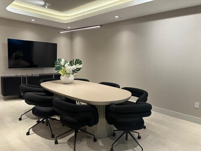 Building Photo - 700 NE 24th St