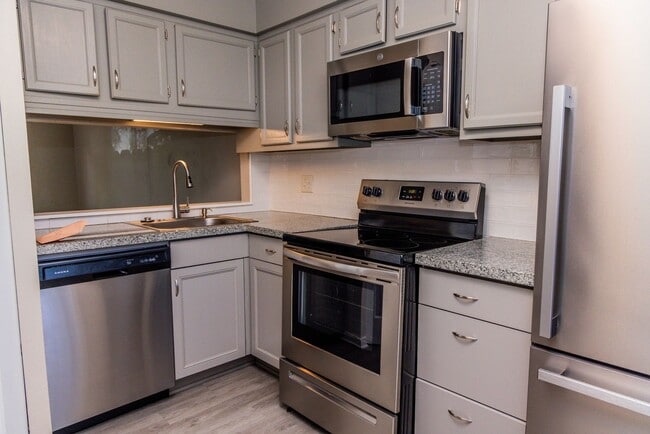 Building Photo - 3 Bedroom 2 Bath End Unit!