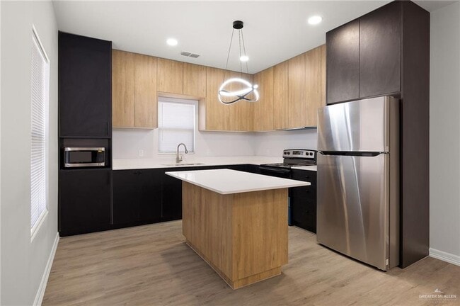 Building Photo - 18 Larkspur Ave