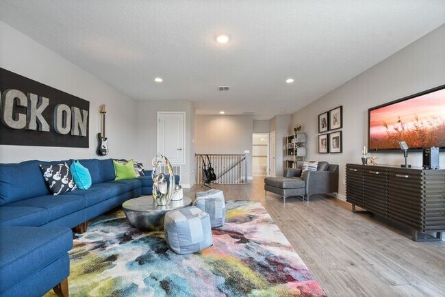 Building Photo - Luxurious 5/3.5 Stunning Home with a Generous Loft and a 2 Car Garage in the Highly Desired Hartw...