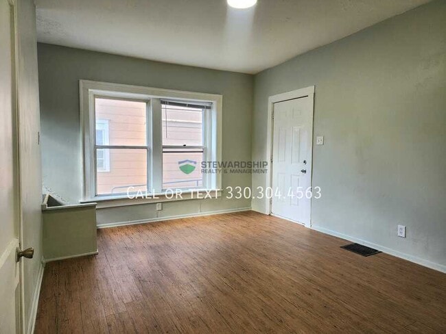 Building Photo - 147 Rhodes Ave