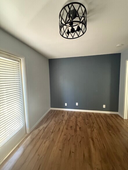 Building Photo - 1886 Fairway Park