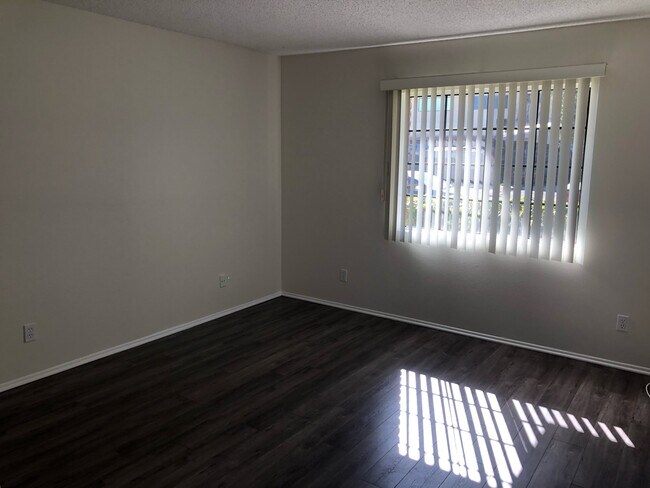 Building Photo - 6400 Kraft Ave