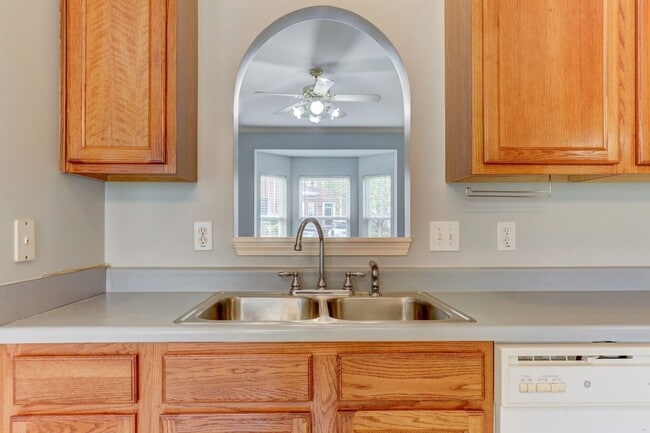 Building Photo - Spotless 2 bedroom townhome in Hardison Hills