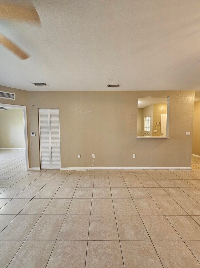 Building Photo - 1157 Golden Lakes Blvd