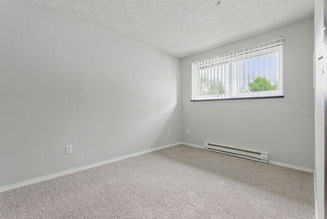 Building Photo - Comfort & Convenience in the Heart of Lents!
